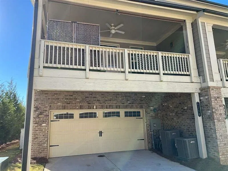 4 bed, 3.5 bath, 2600 sqft, $2,900 — Photo 3