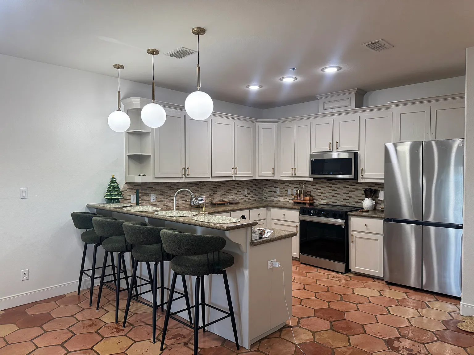 3 bed, 1345 sqft, $2,000 — Photo 3
