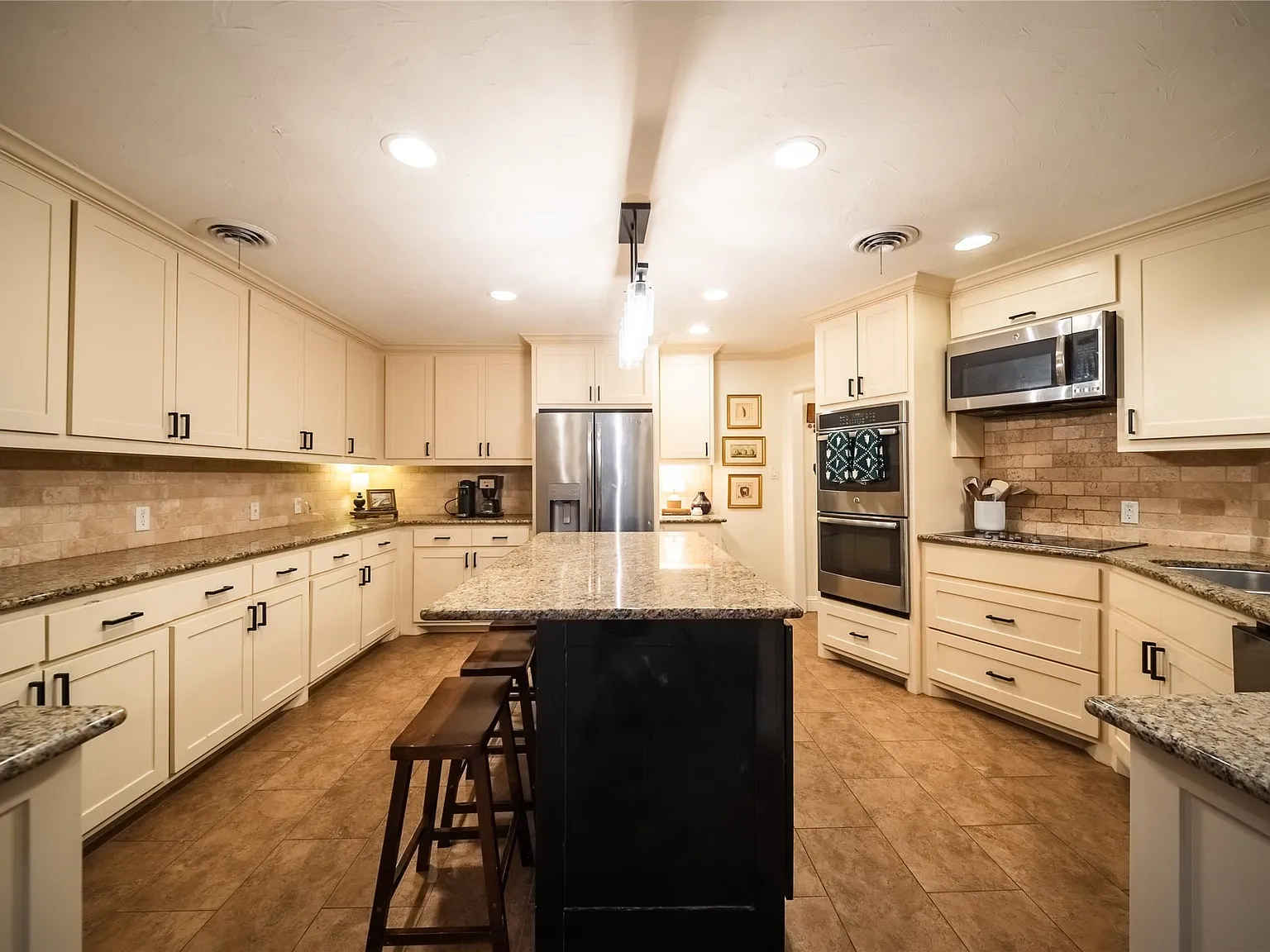 4 bed, 3.0 bath, 3637 sqft, $5,500 — Photo 4