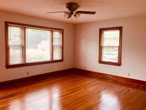 4th image of 2753 Baker St
