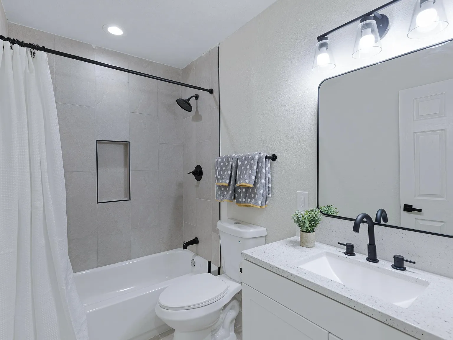 4 bed, 6.0 bath, 2500 sqft, $862 — Photo 3