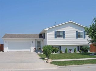 807 E Avenue Pl, Kearney, NE 68847