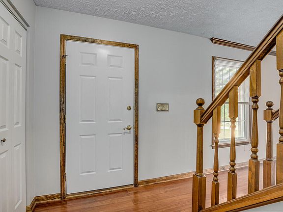 3rd image of 325 Creekwood Dr