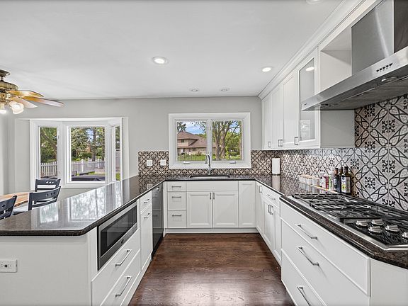 5th image of 412 Stratford Ln
