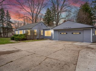 2946 Kenford Rd, Waterford, MI 48329