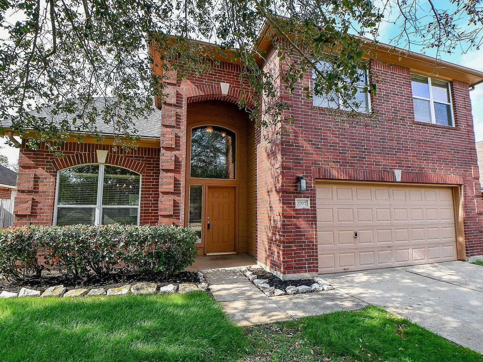 4 bed, 2.5 bath, 2374 sqft, $2,600 — Photo 1