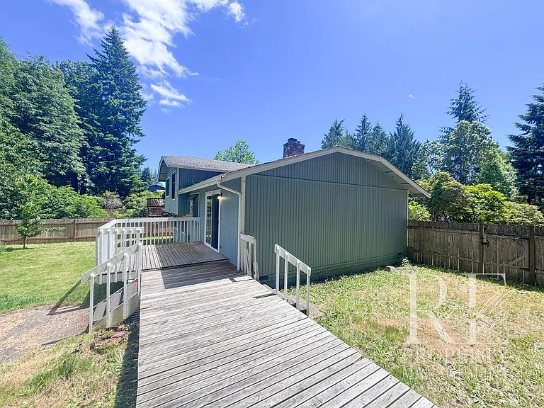 2228 NE Ridgewood Dr — Photo 22
