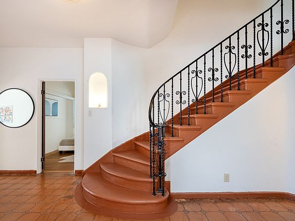 5th image of 172 S Alta Vista Blvd