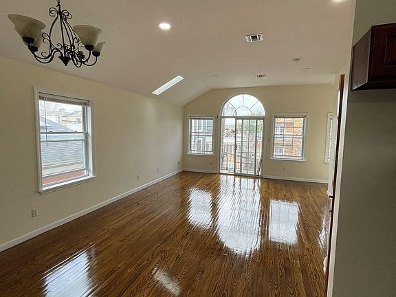 4th image of 41 Logan Ave Floor 2