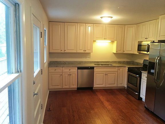 3rd image of 310 Greenbrier Ln