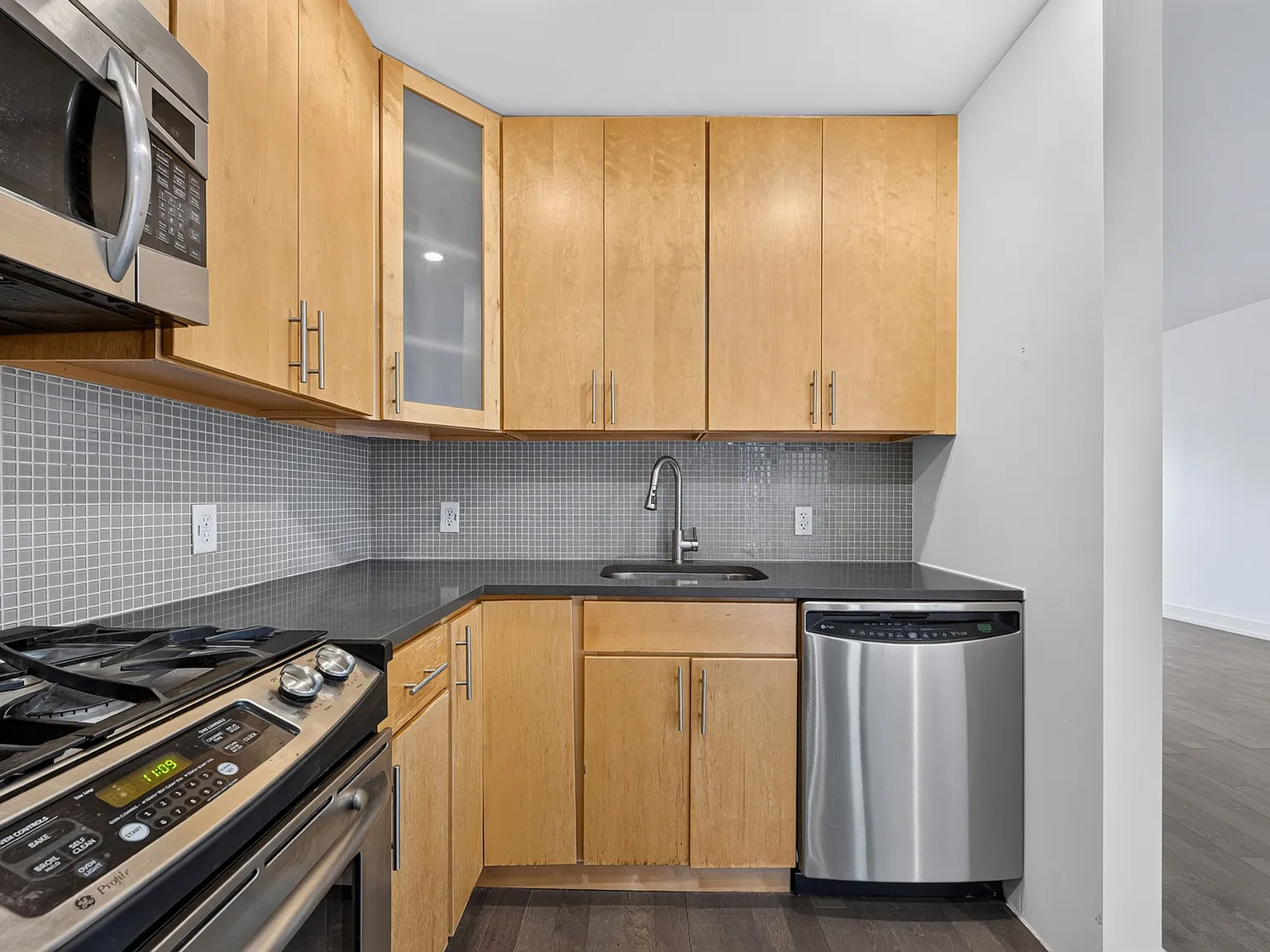2 bed, $3,600 — Photo 3