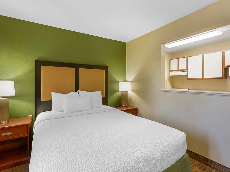 Deluxe Studio - 1 Queen Bed