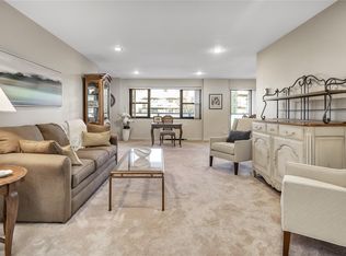 22 Park Pl APT 3J, Great Neck, NY 11021