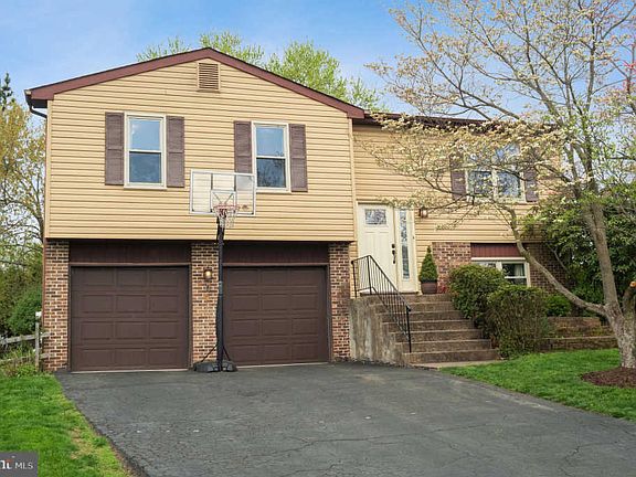 2nd image of 39 Hershey Ct