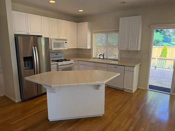 4th image of 4604 160th Pl SW