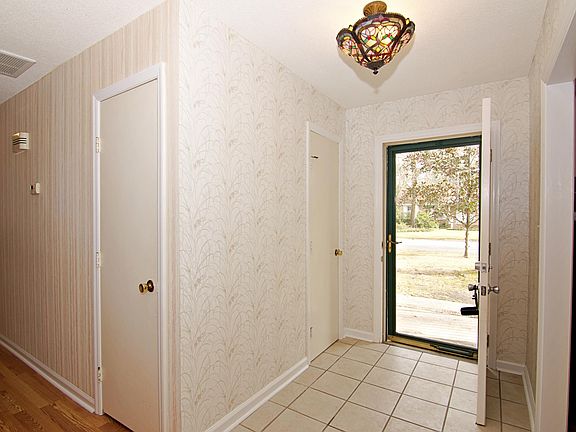 5th image of 108 Old Tavern Ln