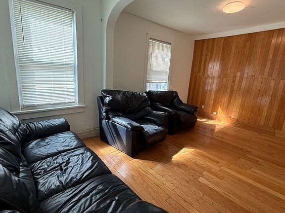 3rd image of 807 George St
