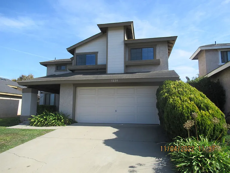 1220 Iris Ct — Photo 1