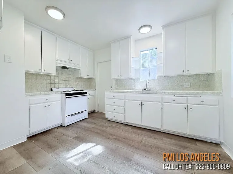 10565 Camarillo St — Photo 16