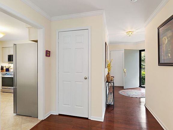 4th image of 993 Longmeadow Ct #1028