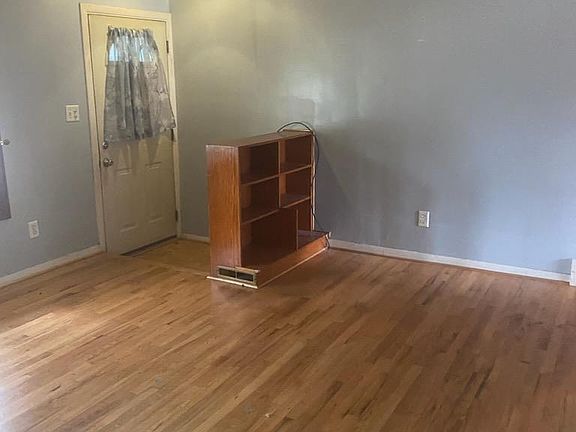 3rd image of 24794 Greenbrier Ave