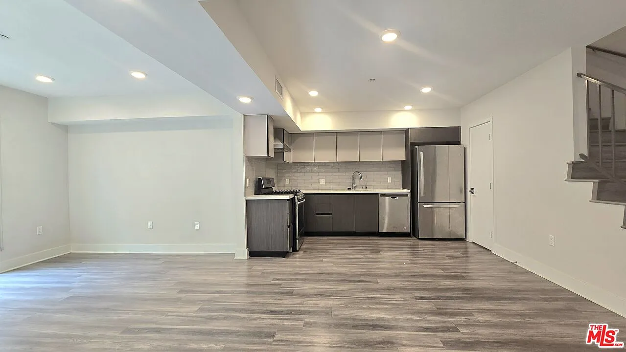 3 bed, 3.0 bath, 1625 sqft, $4,250 — Photo 4