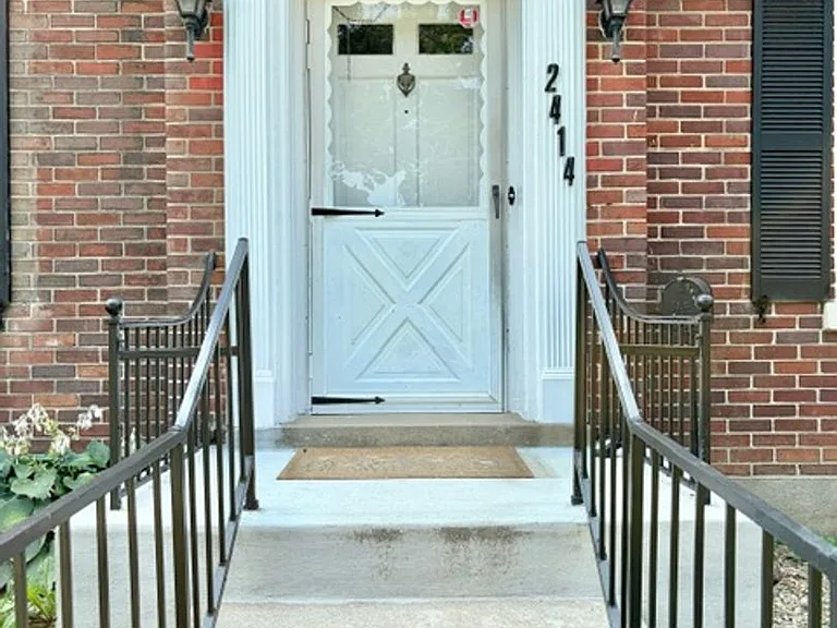 2414 Brighton Dr — Photo 3