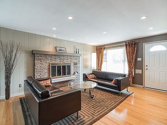 Living Room 3/3