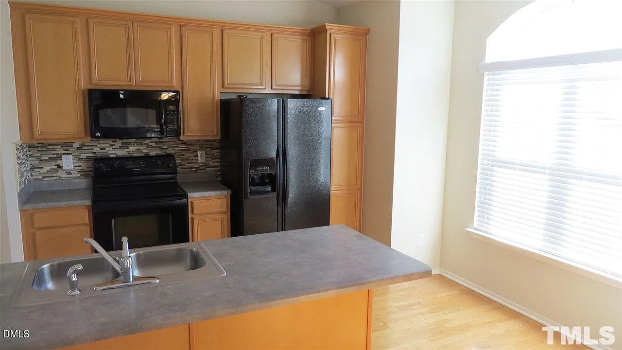 3 bed, 2.5 bath, 1819 sqft, $2,150 — Photo 4