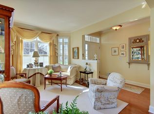 8 Spader Way, Somerset, NJ 08873
