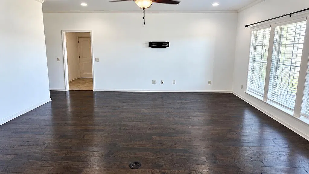 4 bed, 2.0 bath, 2156 sqft, $2,200 — Photo 4