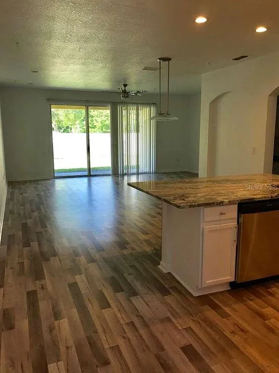 3 bed, 2.5 bath, 1957 sqft, $2,300 — Photo 4