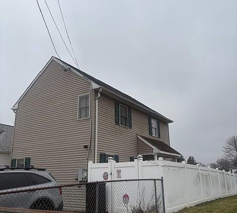 4th image of 219 Connor St