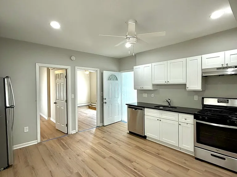 224 Cortlandt St #1 — Photo 8
