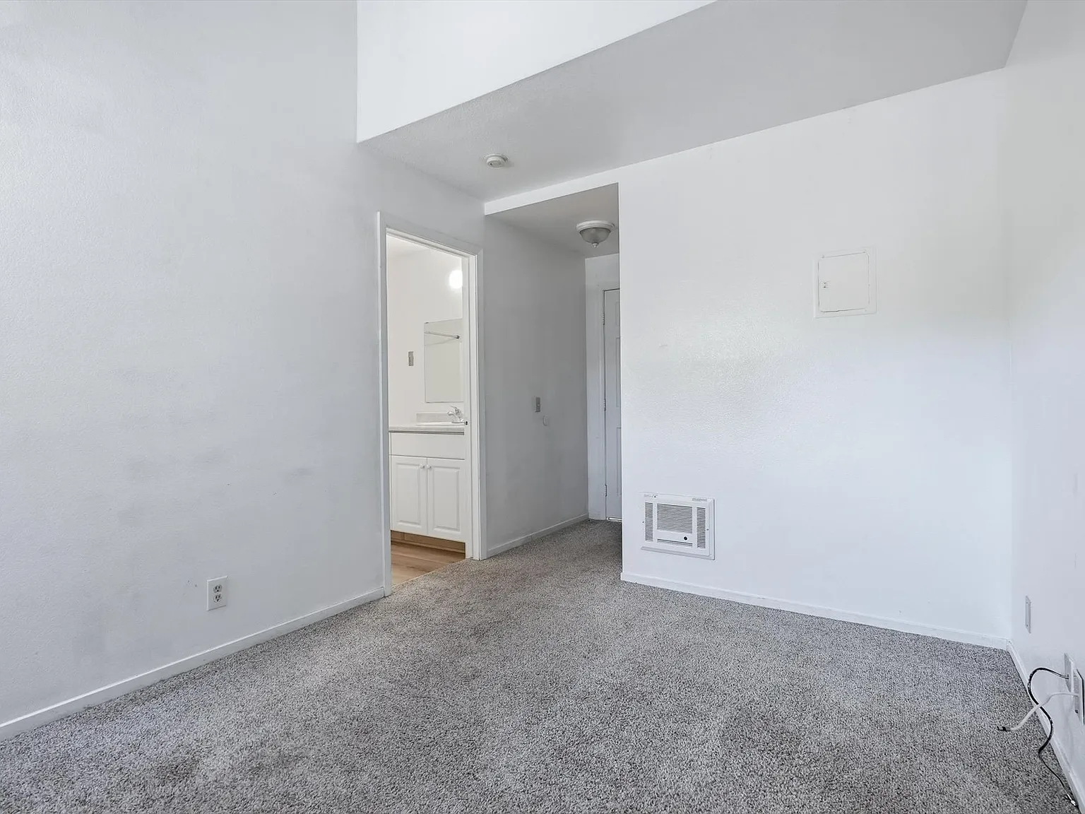 Studio, $2,000 — Photo 3