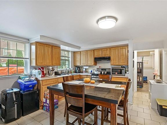 3rd image of 17 Bryn Mawr Ter