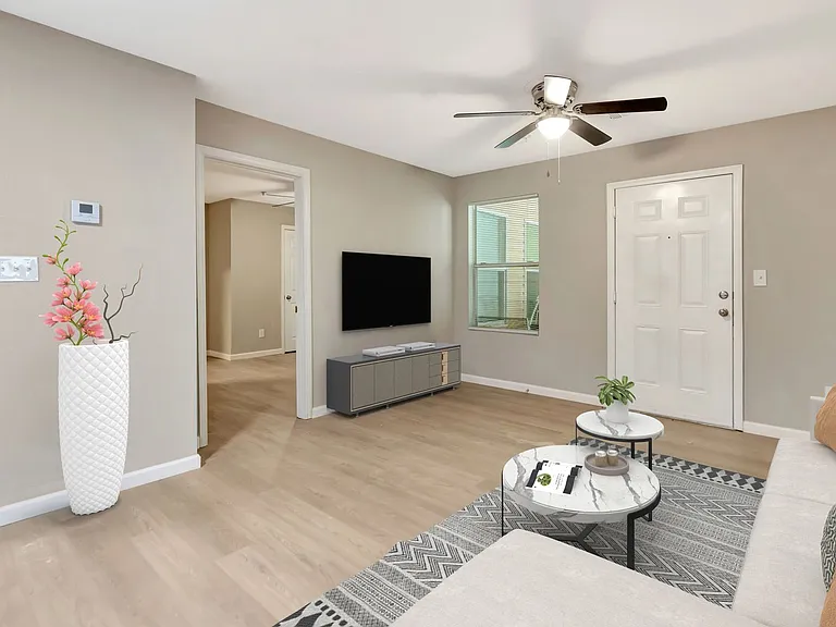 Creekside Apartments — Photo 6
