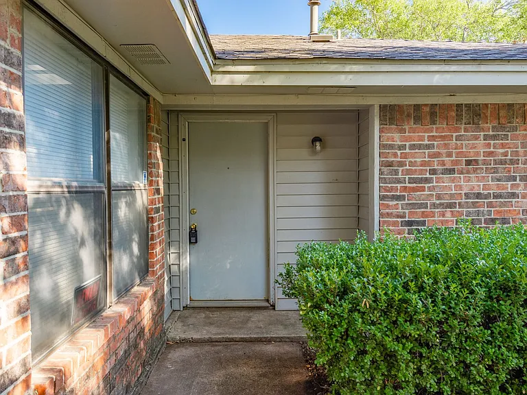 4605 & 4607 Menzer Rd — Photo 6
