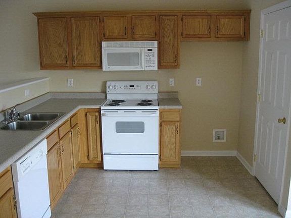 2nd image of 119 Woodlake Ct
