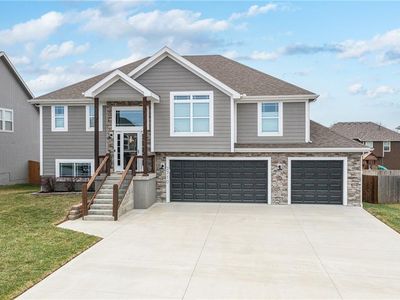 2710 E Locust Ct, Tonganoxie, KS, 66086