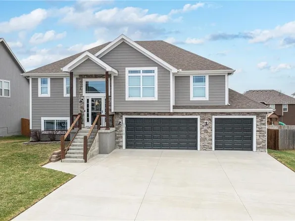 2710 E Locust Ct, Tonganoxie, KS 66086
