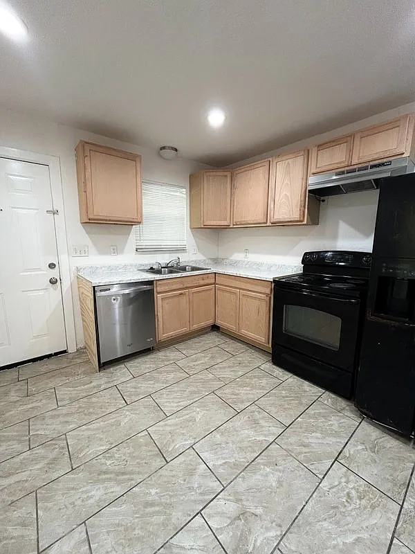 2 bed, 1.0 bath, 921 sqft, $1,250 — Photo 1