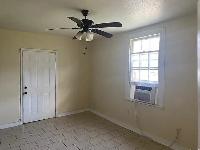 2 bed, 1.0 bath, 866 sqft, $1,300 — Photo 3