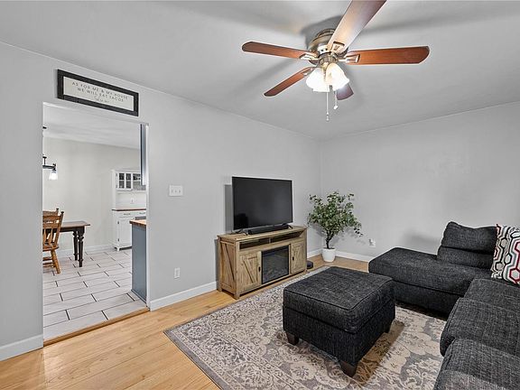 3rd image of 1488 Ladd Ave