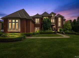 2855 Ambleside Ct, Rochester, MI 48306