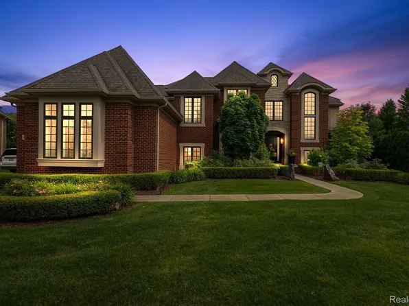 2855 Ambleside Ct, Rochester, MI 48306