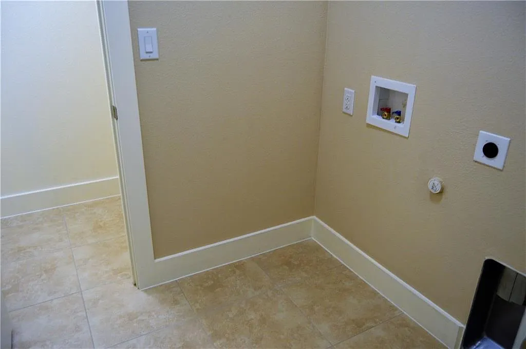 3 bed, 1861 sqft, $2,295 — Photo 4