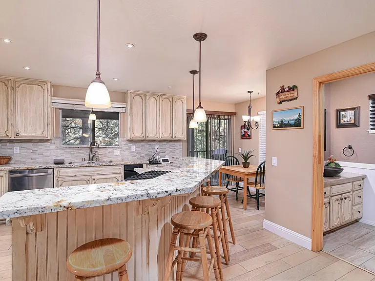 465 Kent Way — Photo 7