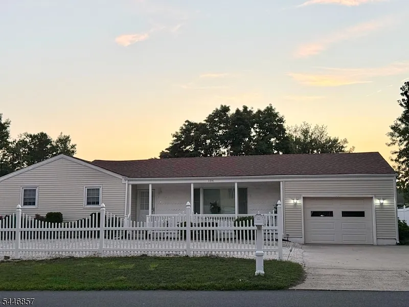 4 bed, 1.5 bath, $3,000 — Photo 2