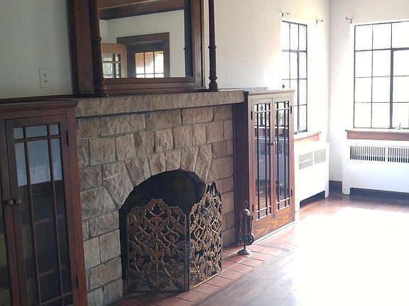Living room with gas logs in fireplace. Cozy!